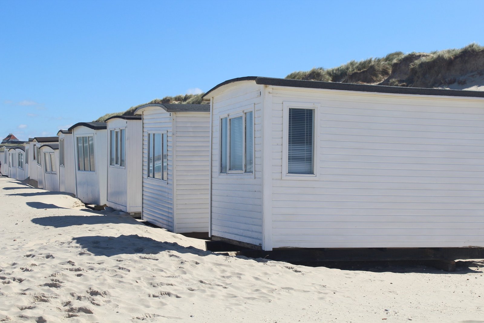 Alignement de mobile homes blancs en bord de plage