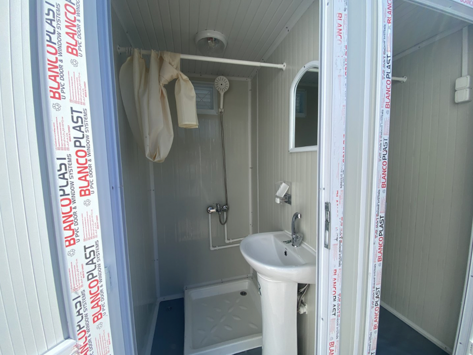Contenedor sanitario 1,30 × 2,05 m con ducha doble